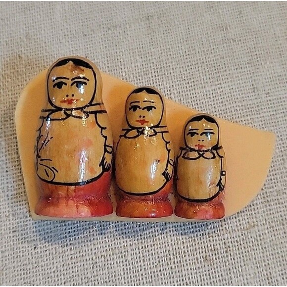 Charming Vintage Nesting Dolls Brooch Pin Trio of Wooden Hand Painted Babushkas - Picture 3 of 7